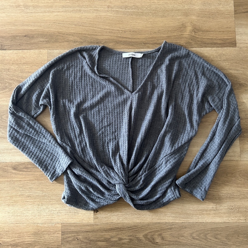 JustFab Grey Knotted Front Lightweight Sweater (Fits Up to Small)- EUC